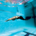 Ποιους κινδύνους για την υγεία κρύβει η πισίνα